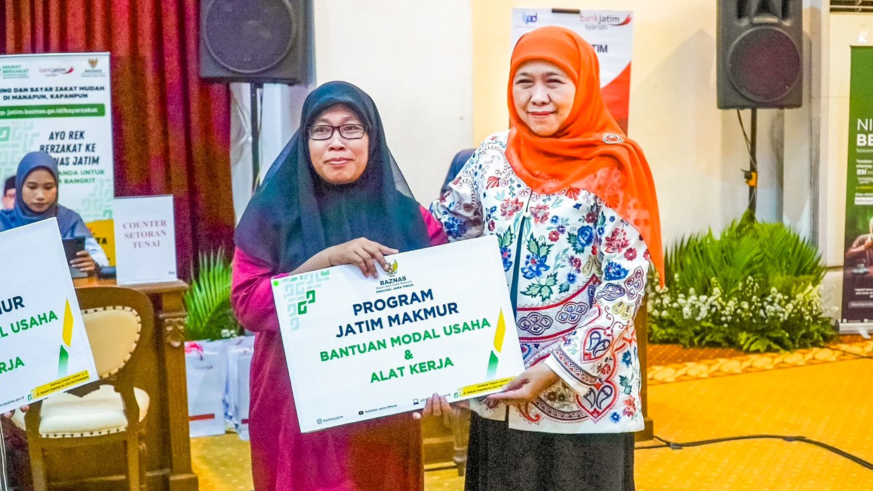 Khofifah Serahkan Zakat lewat Baznas Jatim, Insyallah Manfaat Barokah bagi Muzakki & Mustahiq