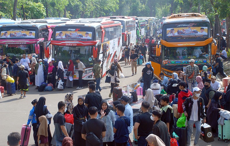 150  Unit Bus "Pulang Basamo "  Pemudik Diberangkan Dari Halaman DPR RI