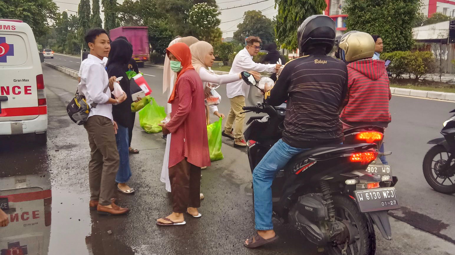 Di Penghujung Bulan Suci Ramadan, LSM MAKI Jatim Kembali Bagikan Ratusan Takjil Gratis
