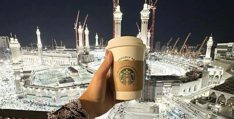 Zita Anjani Ungggah Foto Starbucks di Depan Masjidil Haram, Netizen: Mba, Lo Waras?