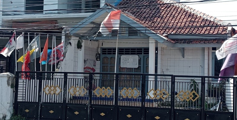 Miris, Bendera Merah Putih di Kantor Panwaslu Purwakarta Sudah Kusam dan Sobek