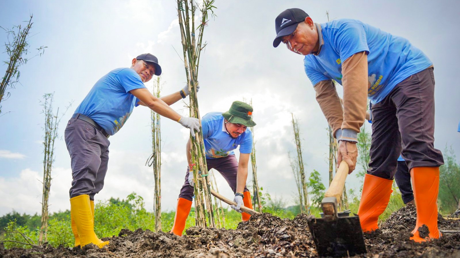 Peringati Hari Bumi 2024, PLN Bersama DLH Surabaya Gelar Aksi Tanam Pohon