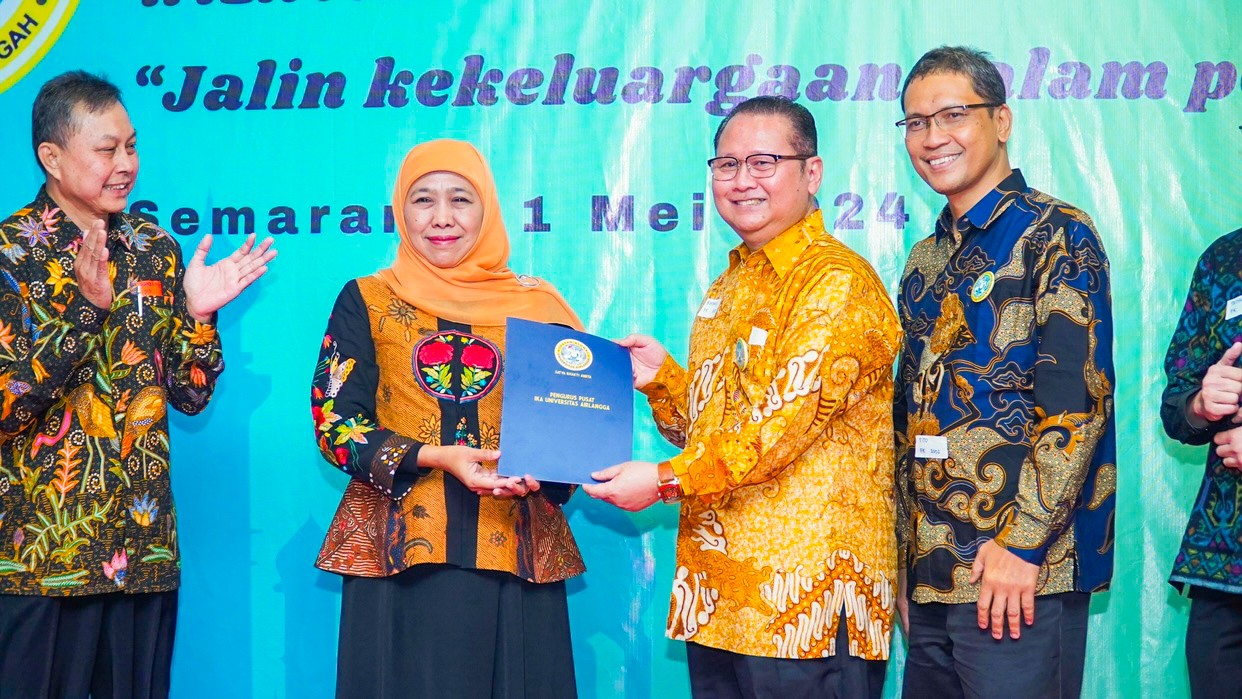 Jalan Pendidikan Menuju Indonesia Maju 2034’ ala Rektor Unair, Khofifah: IKA Unair Dukung Percepatan Indonesia Emas 2045