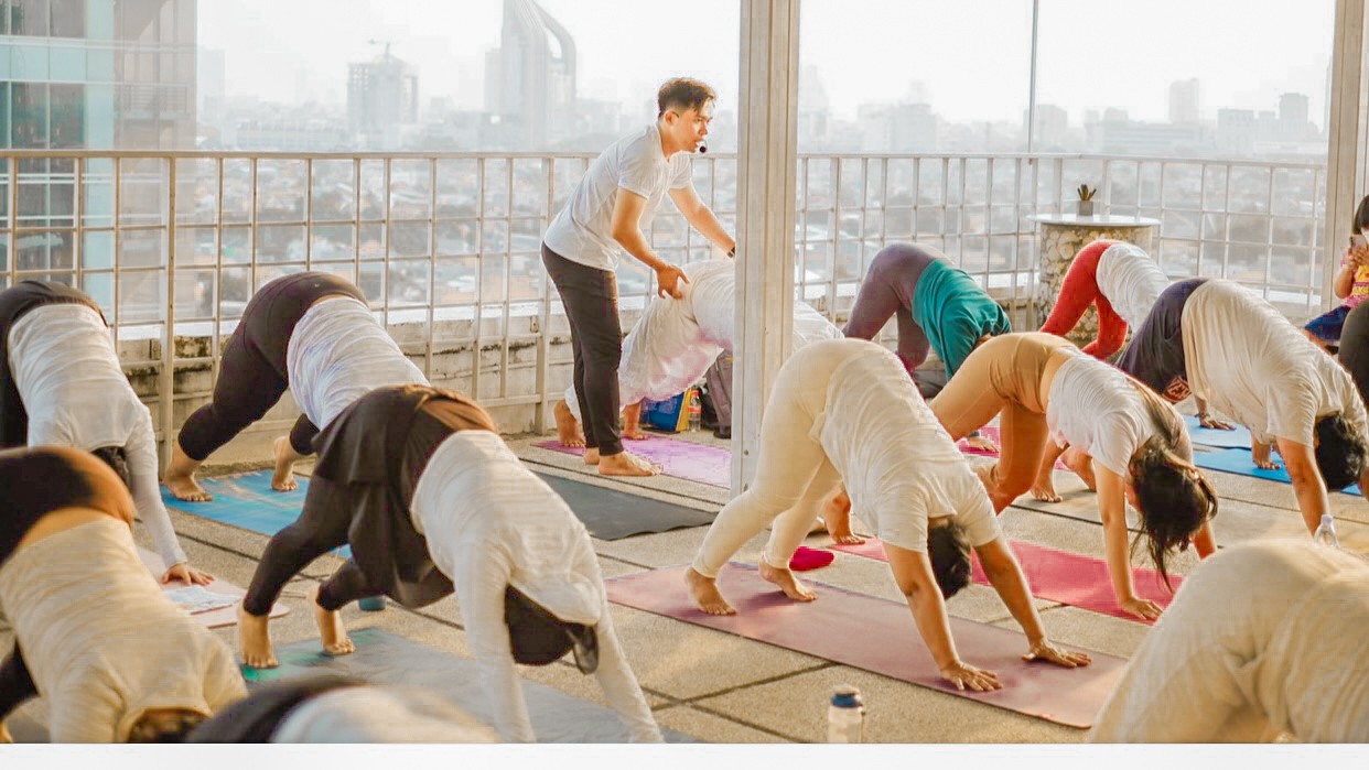 MaxOne Hotel Dharmahusada Surabaya Hadirkan Aktivitas Sunset Yoga di Rooftop