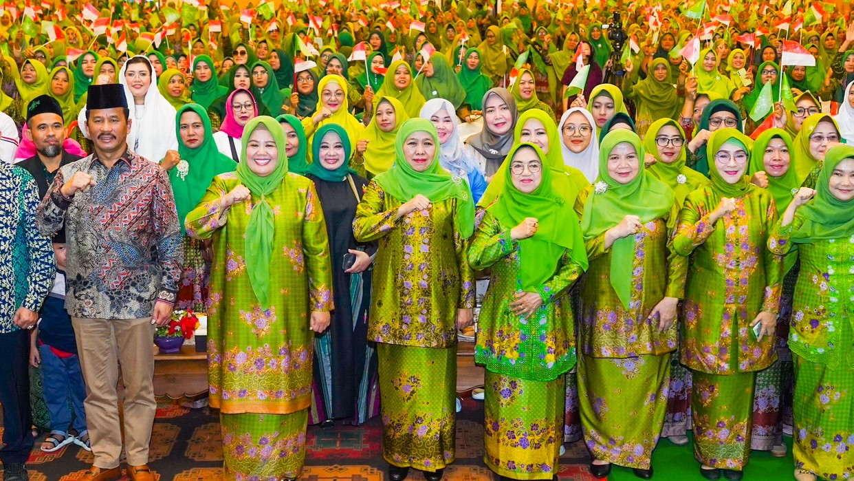 Khofifah Kukuhkan Muslimat NU Bunda Asuh Peduli Stunting Wilayah Kepulauan Riau