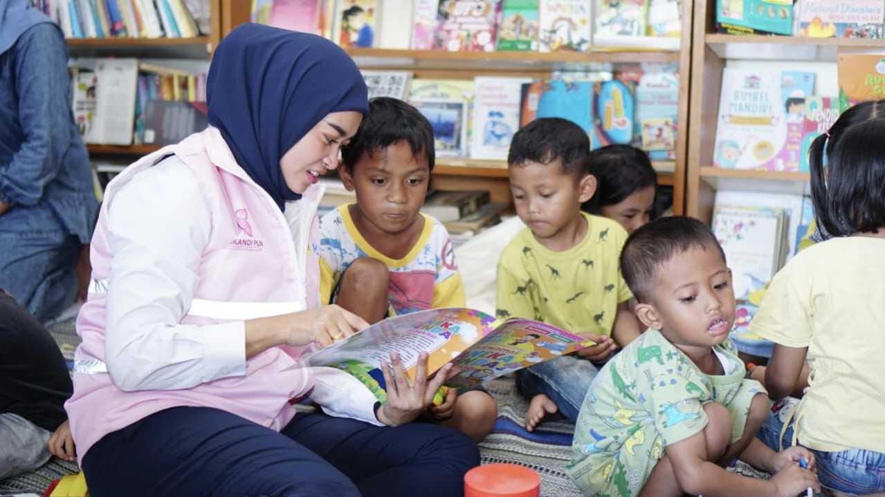 Hari Anak Internasional, Srikandi PLN Bagikan Buku dan Alat Tulis pada Siswa SD di Jatim