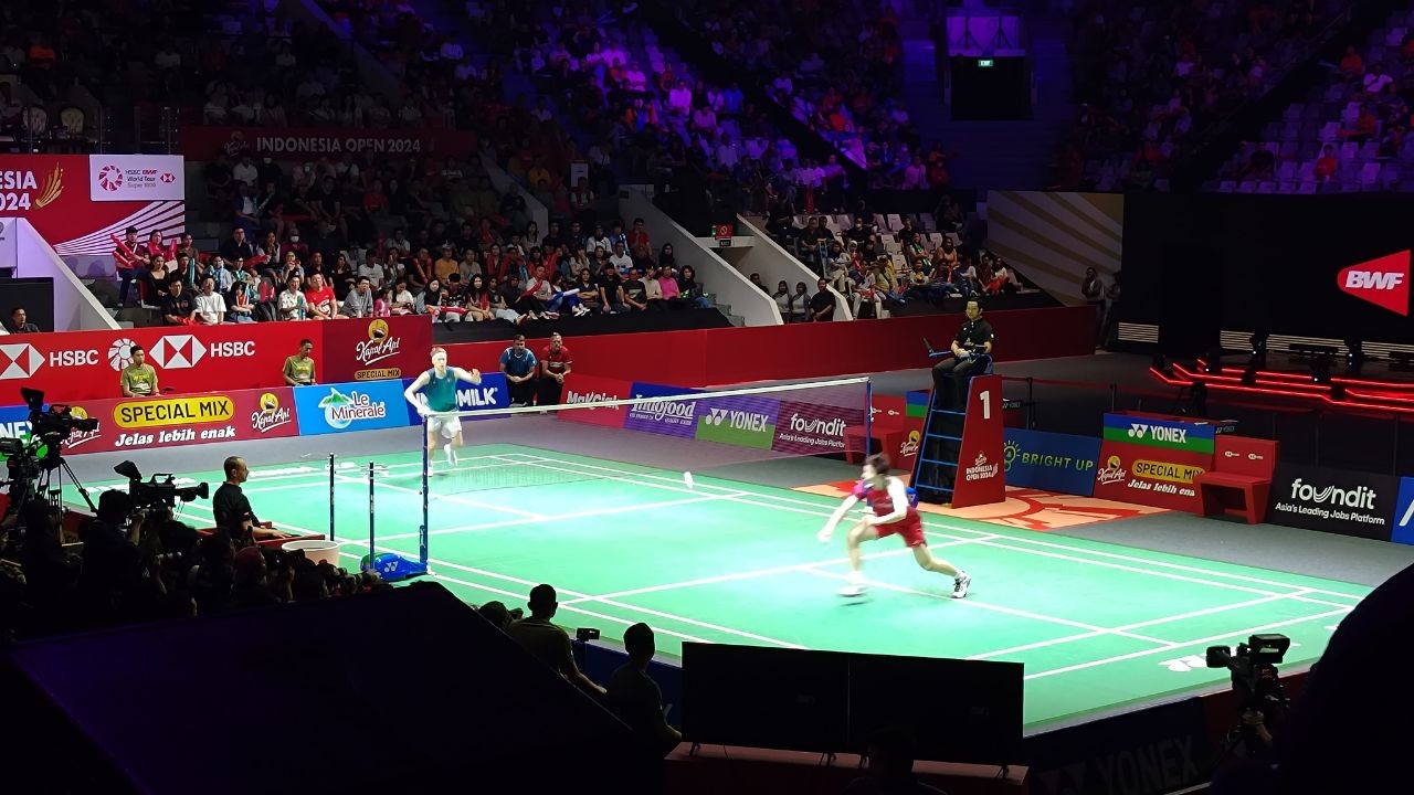 Bikin Antonsen Jatuh Bangun, Shi Yu Qi Juara Indonesia Open 2024 Tunggal Putra