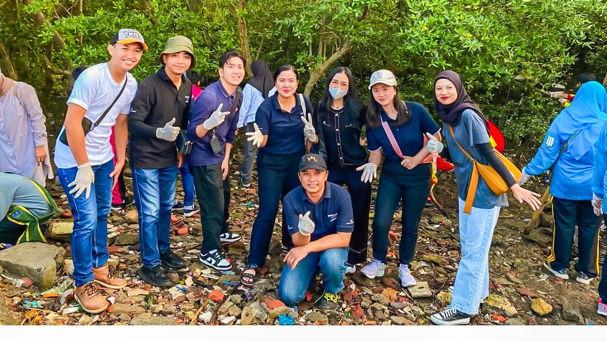 Bersatu untuk Alam, Mercure Surabaya Grand Mirama Bersih-bersih di Mangrove Tambak Wedi