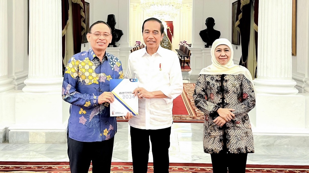 Bertemu Presiden Jokowi, Khofifah dan Rektor Unair Serahkan Konsep untuk Indonesia Maju 2034