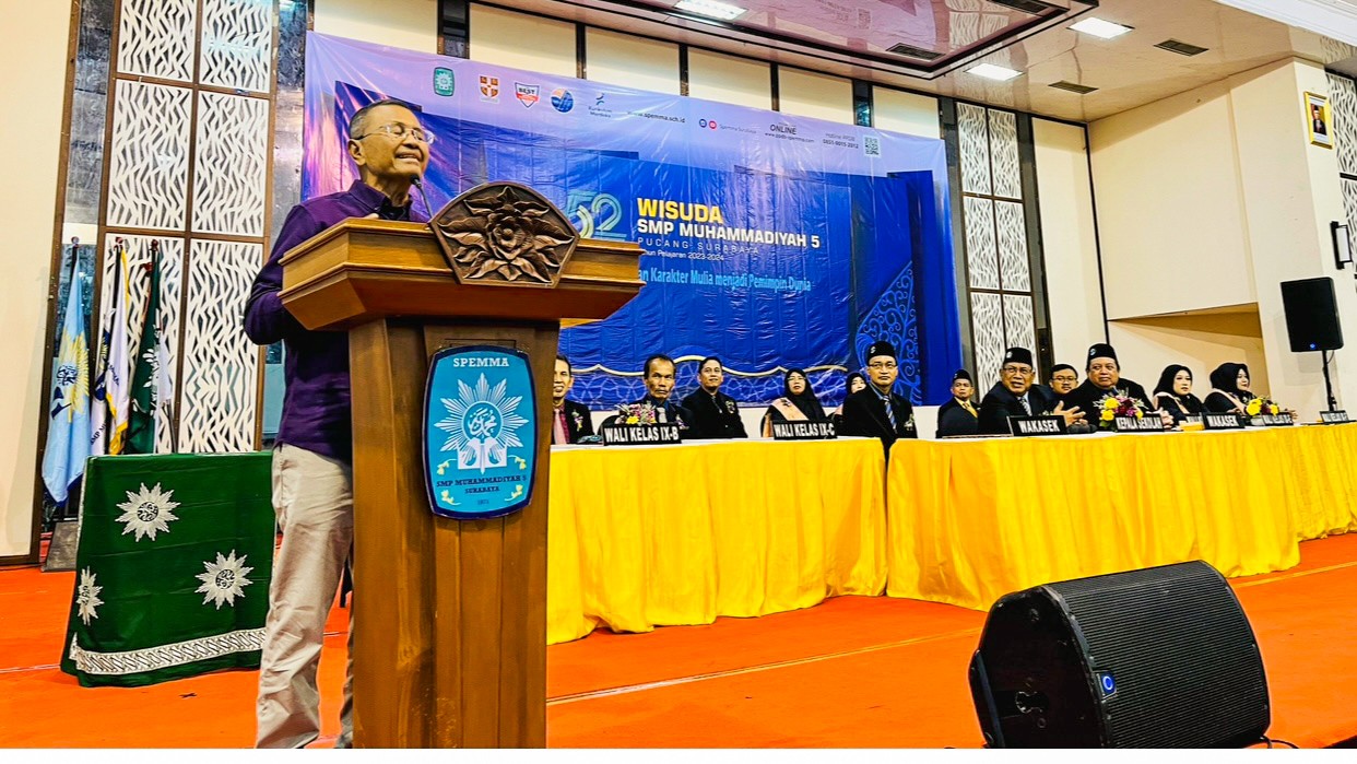 Dahlan Iskan Dorong Student Exchange pada 199 Wisudawan SMP Muhammadiyah 5 Surabaya