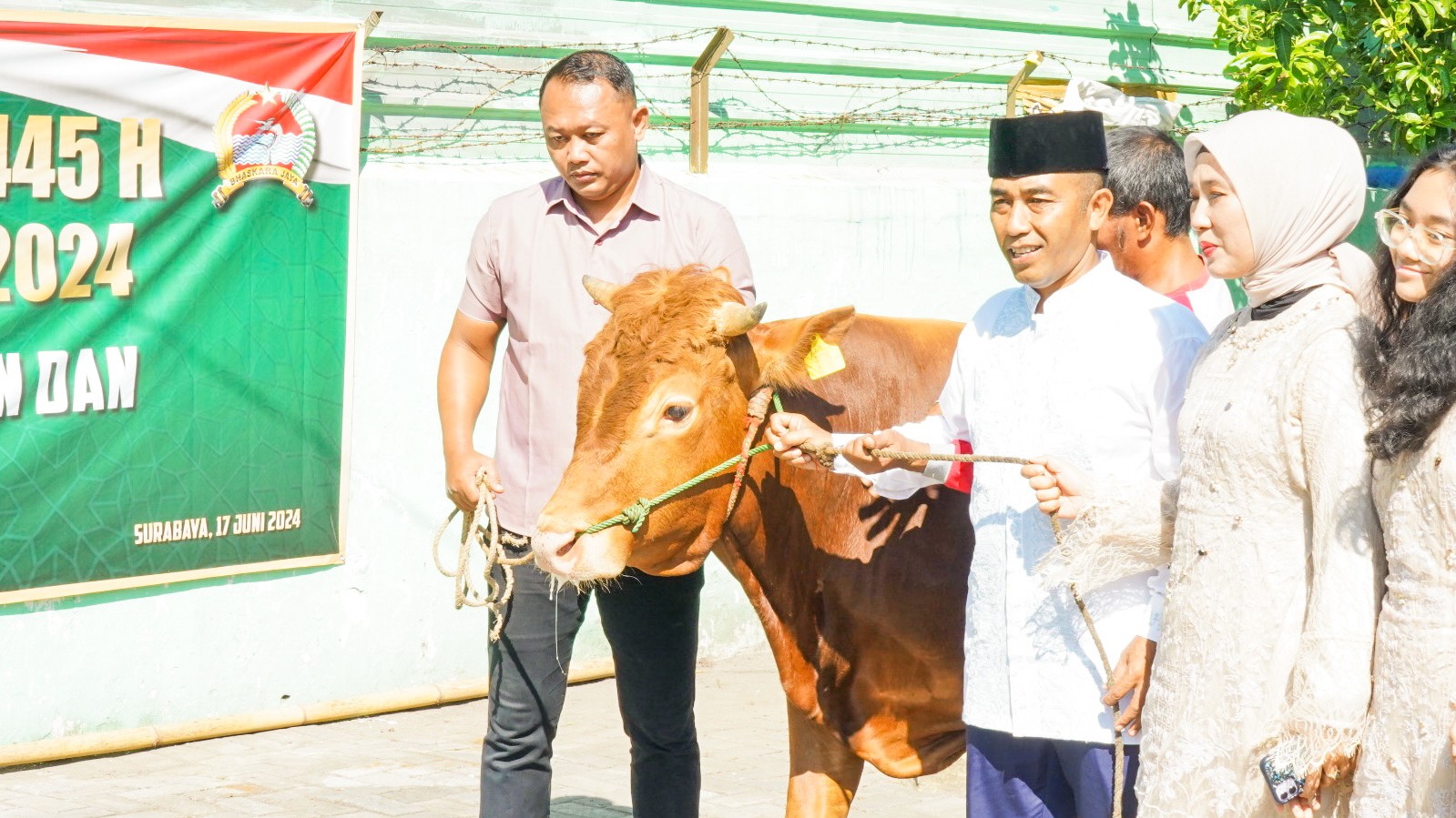 Danrem 084/BJ Serahkan Hewan Qurban ke Panitia Masjid Al-Wathon Korem 084/Bhaskara Jaya
