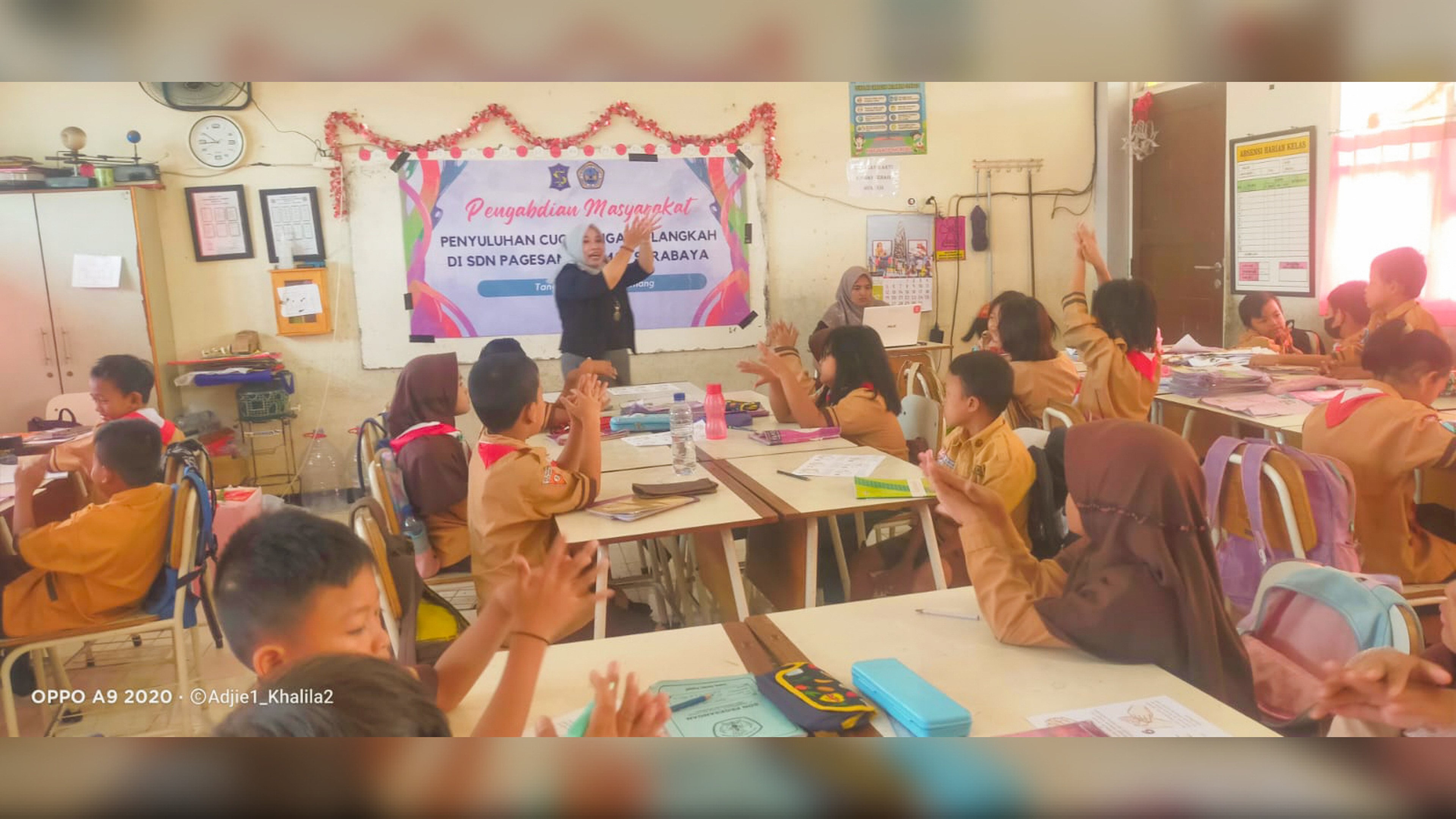 Fikes UNITOMO & S2 Kebidanan UNISA Gelar Sosialisasi Cuci Tangan 6 Langkah di Pagesangan