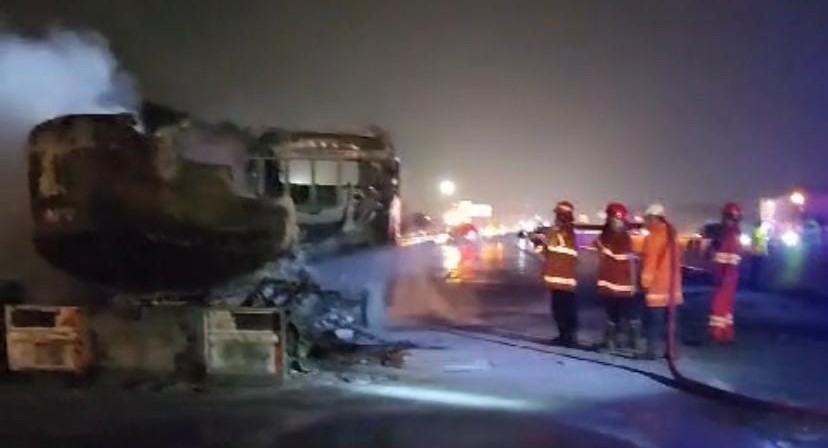 Damkar, Jasamarga dan Pertamina Patra Niaga Sigap Padamkan Kebakaran Mobil Tangki di Tol