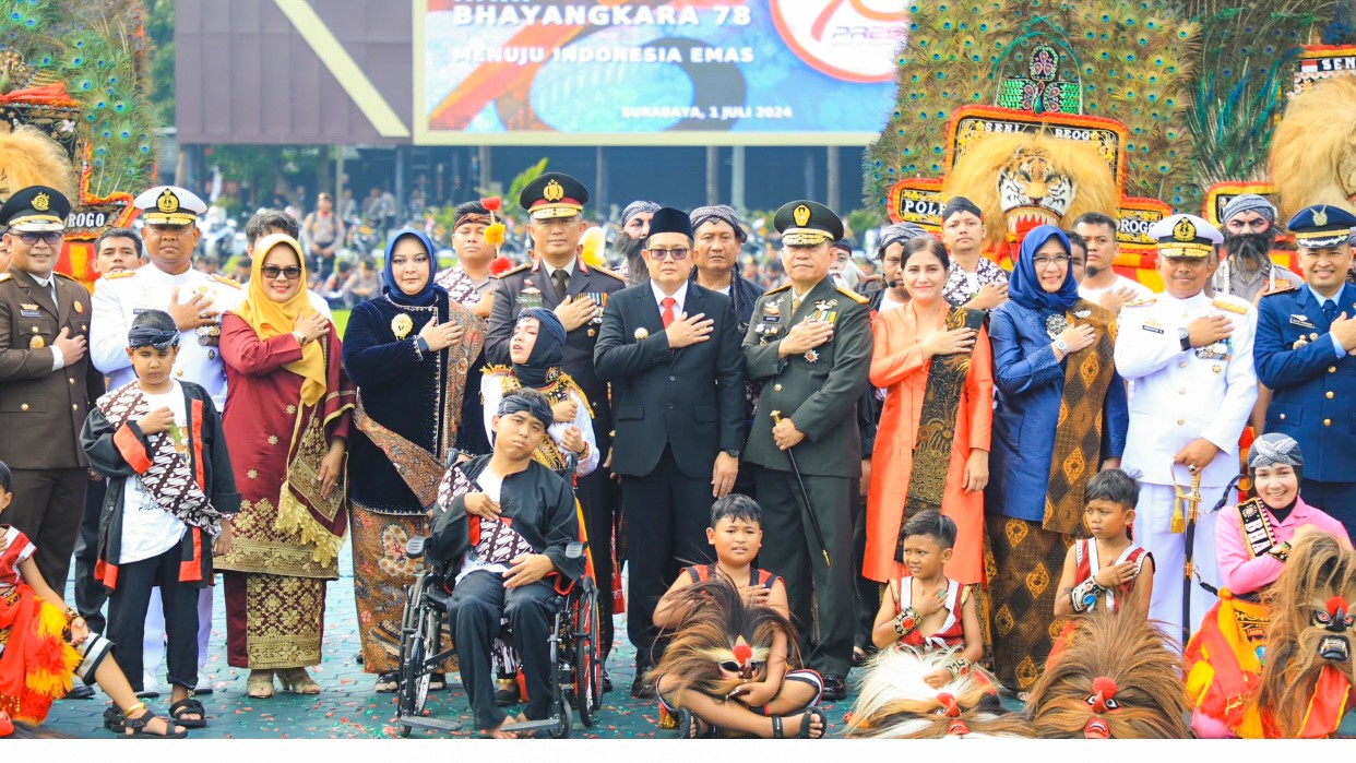 Pj Gubernur Jatim Terima Piagam dan Pin Emas dari Kapolri di Hari Bhayangkara ke-78