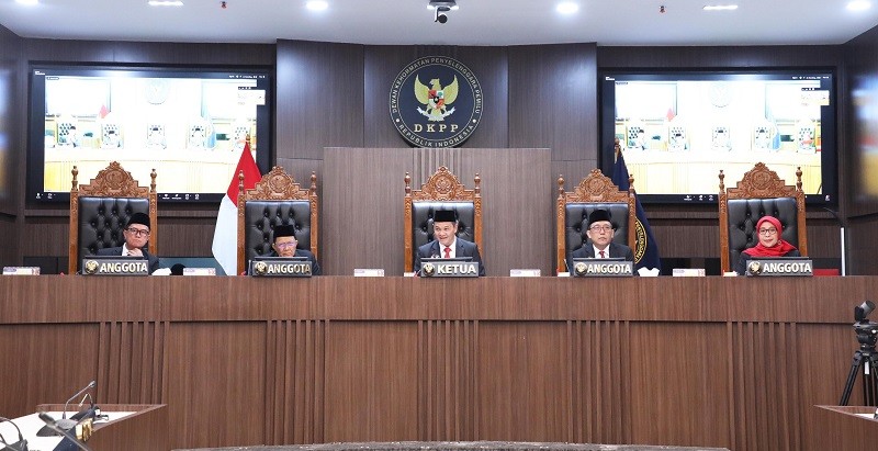 DKPP Pecat Ketua KPU RI Akibat Tindak Asusila Kepada PPLN Deen Hag