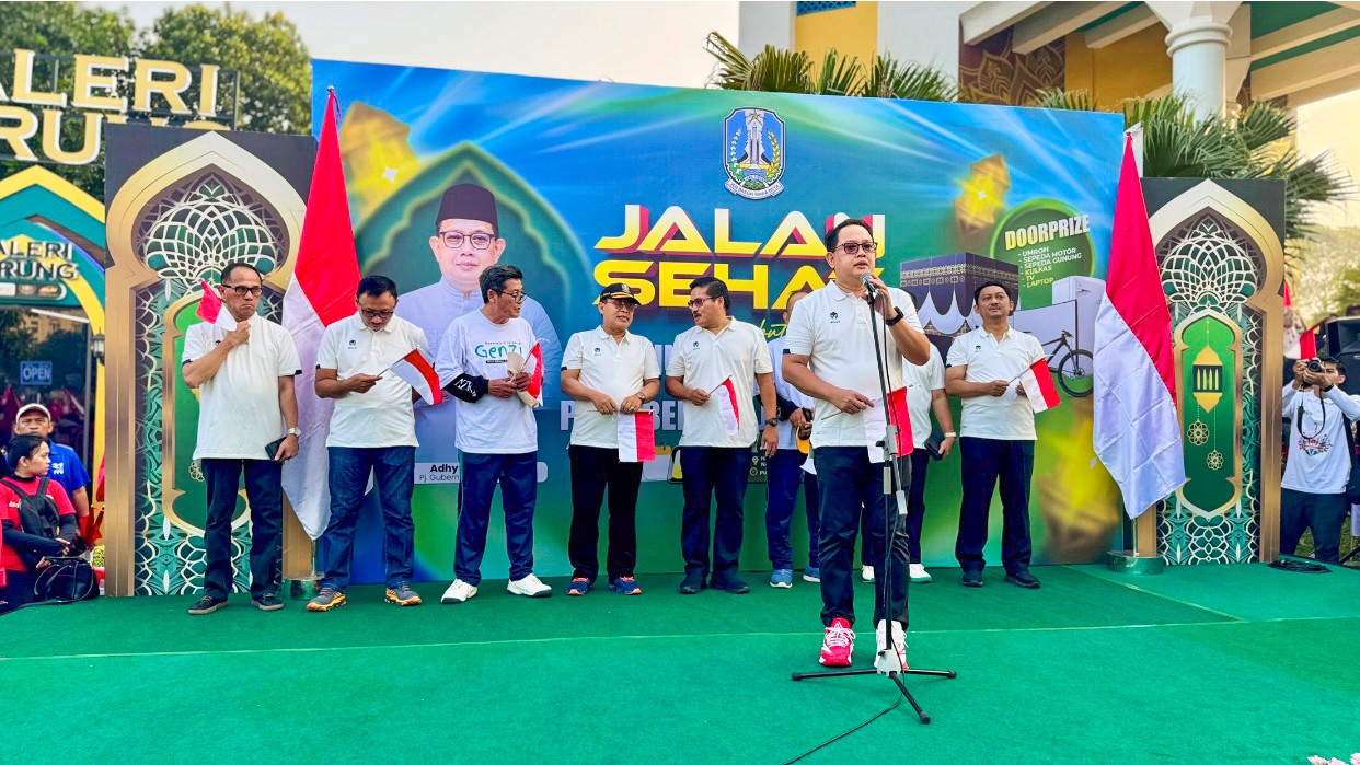 Pj Gubernur Adhy bersama Masyarakat Ikut Jalan Sehat Sambut Tahun Baru Islam 1 Muharram 1446 H