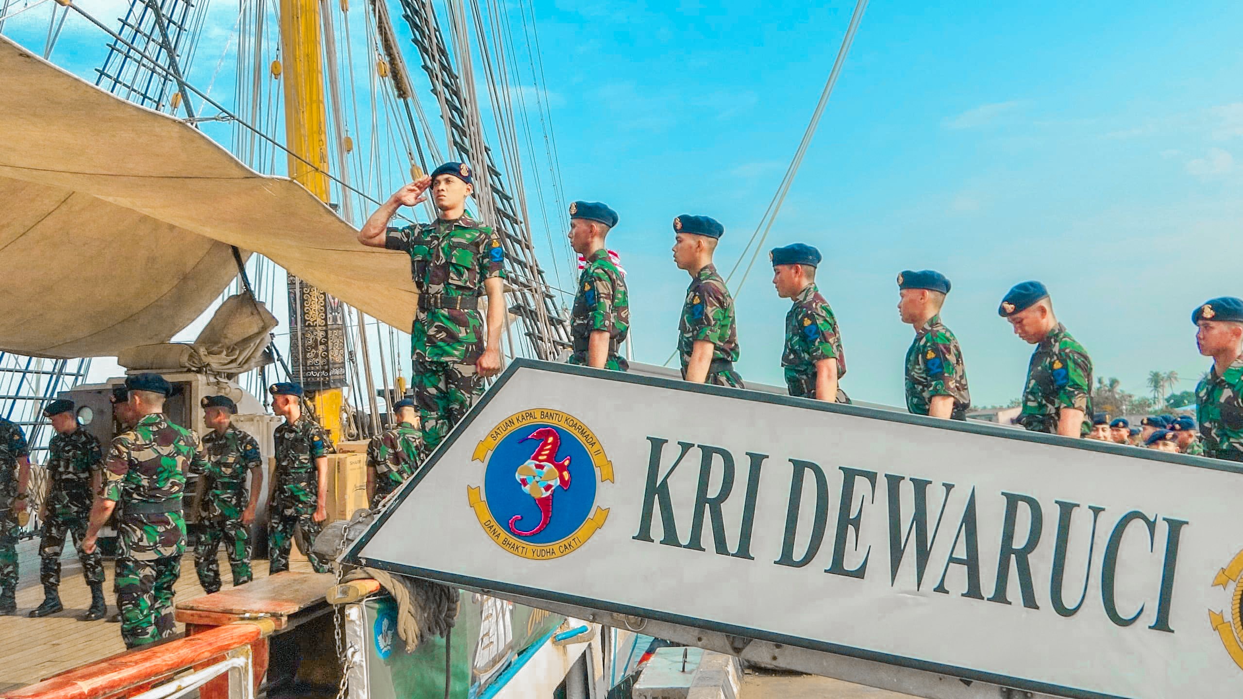 Siswa Satdik-1 Kodiklatal Kunjungi KRI Dewaruci dan KRI Jhon Lie-358