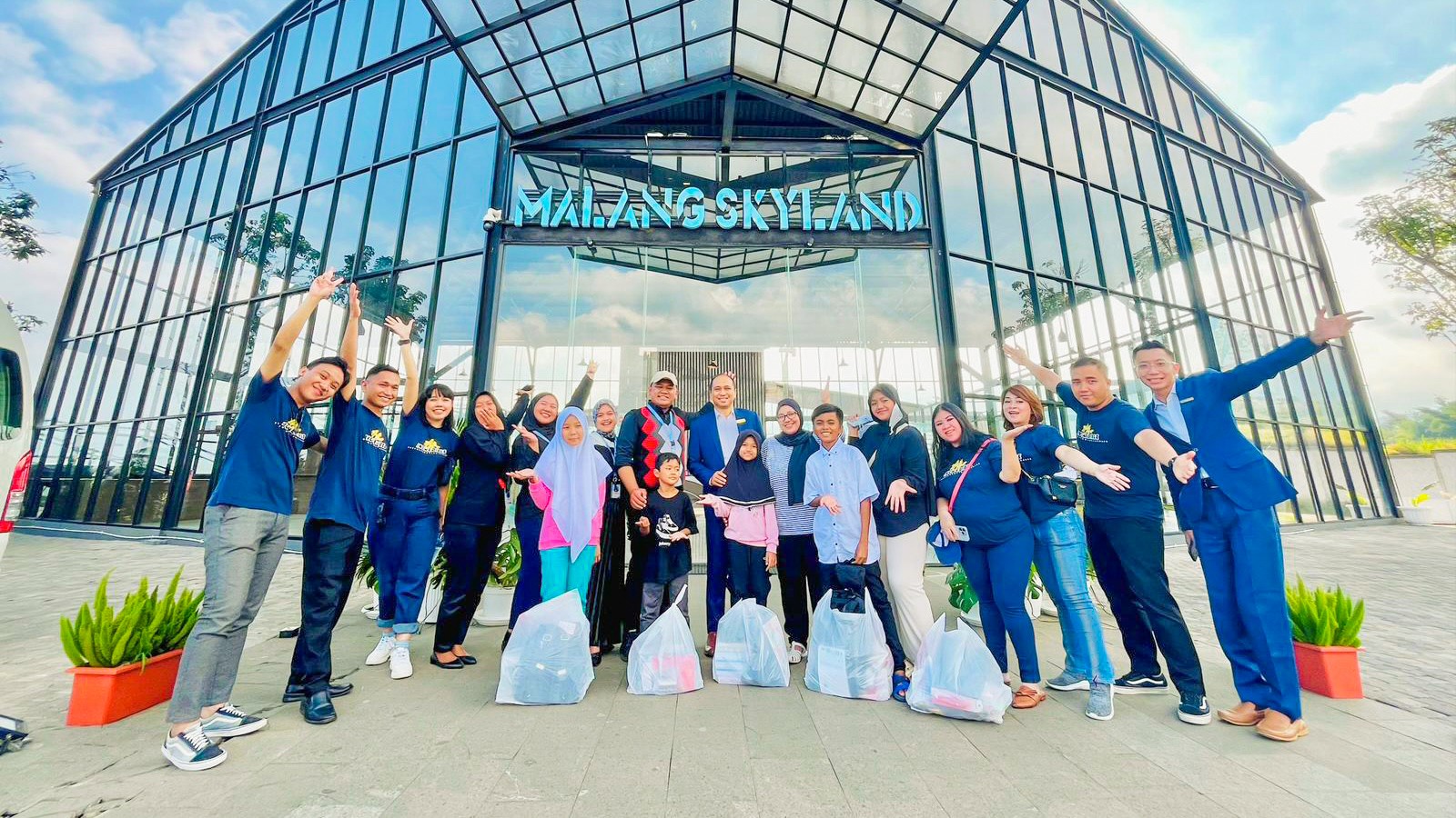 Malang Skyland Berbagi Kasih dengan Anak Asuh Grand Mercure Malang Mirama