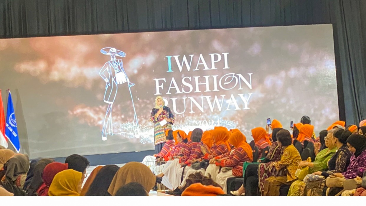 IWAPI Fashion Runway 2024: Mengangkat Wastra Nusantara ke Panggung Dunia