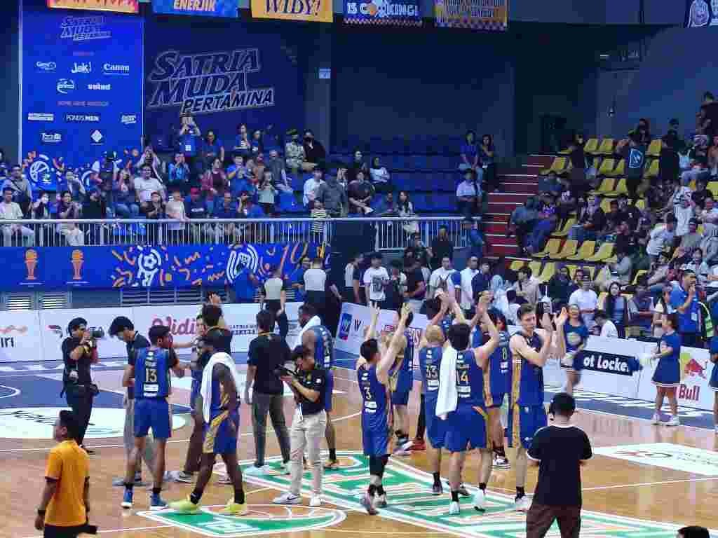 Playoff IBL 2024, Satria Muda Menang Telak atas Kesatria Bengawan Solo