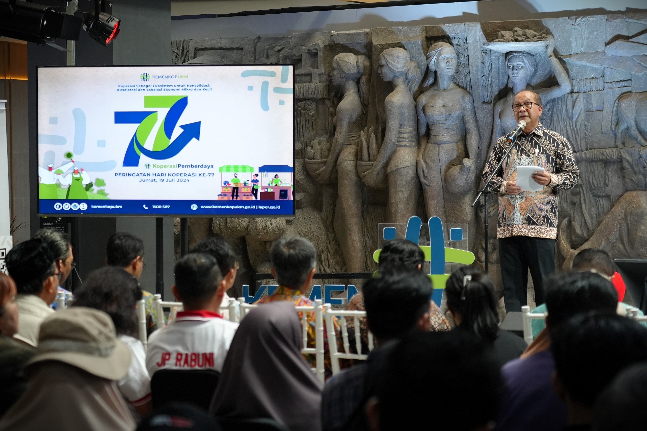 Harkopnas, Kemenkop Tekankan Pentingnya Koperasi Bangun Ekonomi Mikro dan Kecil
