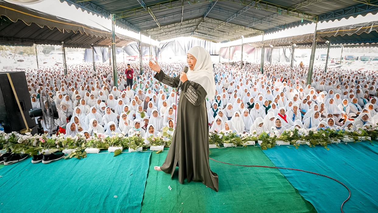 Di Hadapan 12.000 Jemaah Haji Muslimat NU Bojonegoro, Khofifah Ajak Tidak Berhenti Cari Ilmu