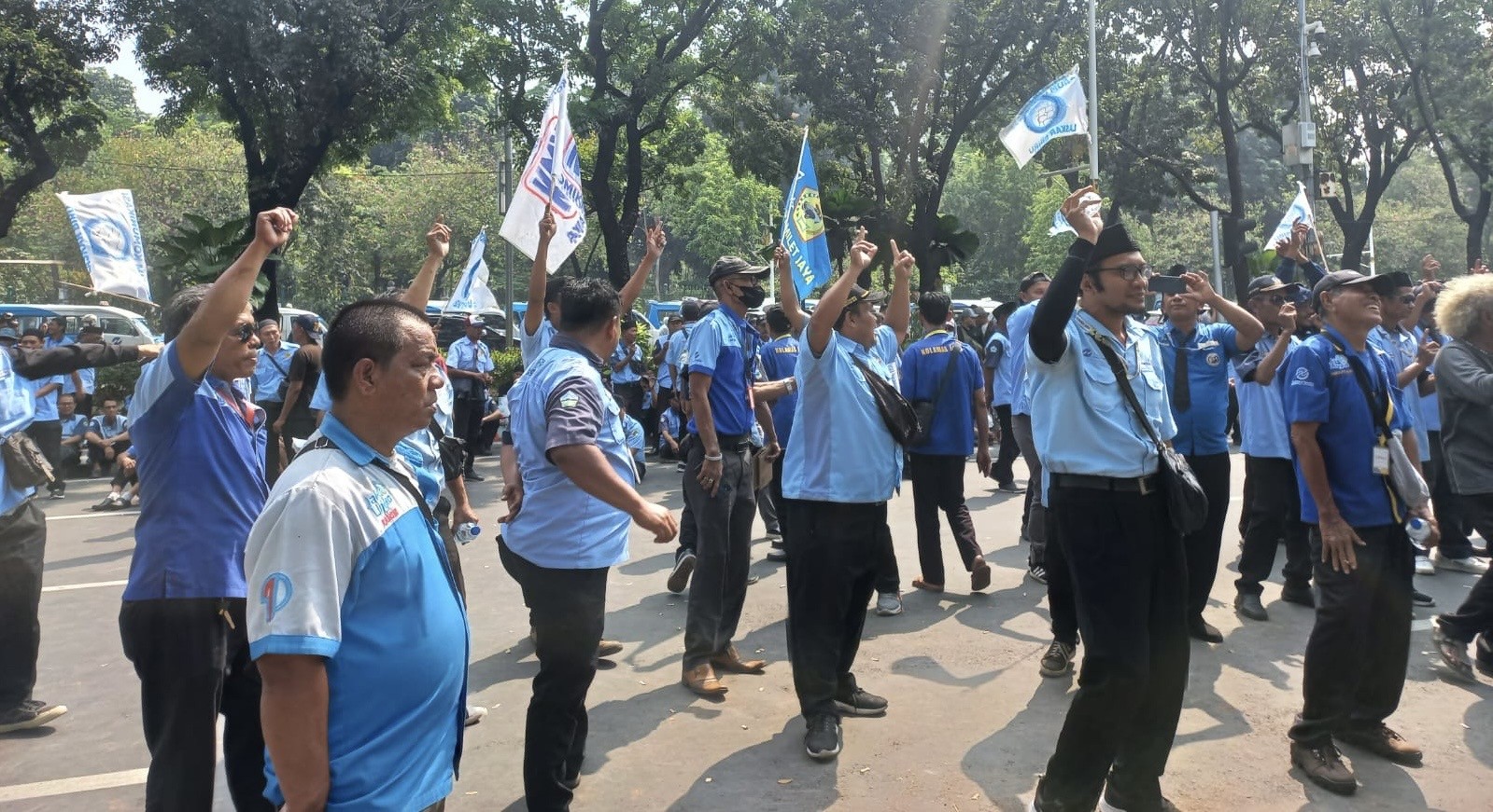 Ratusan Sopir Mikrotans Geruduk Balai Kota, Imbas Sejumlah Rute Ditutup Sementara