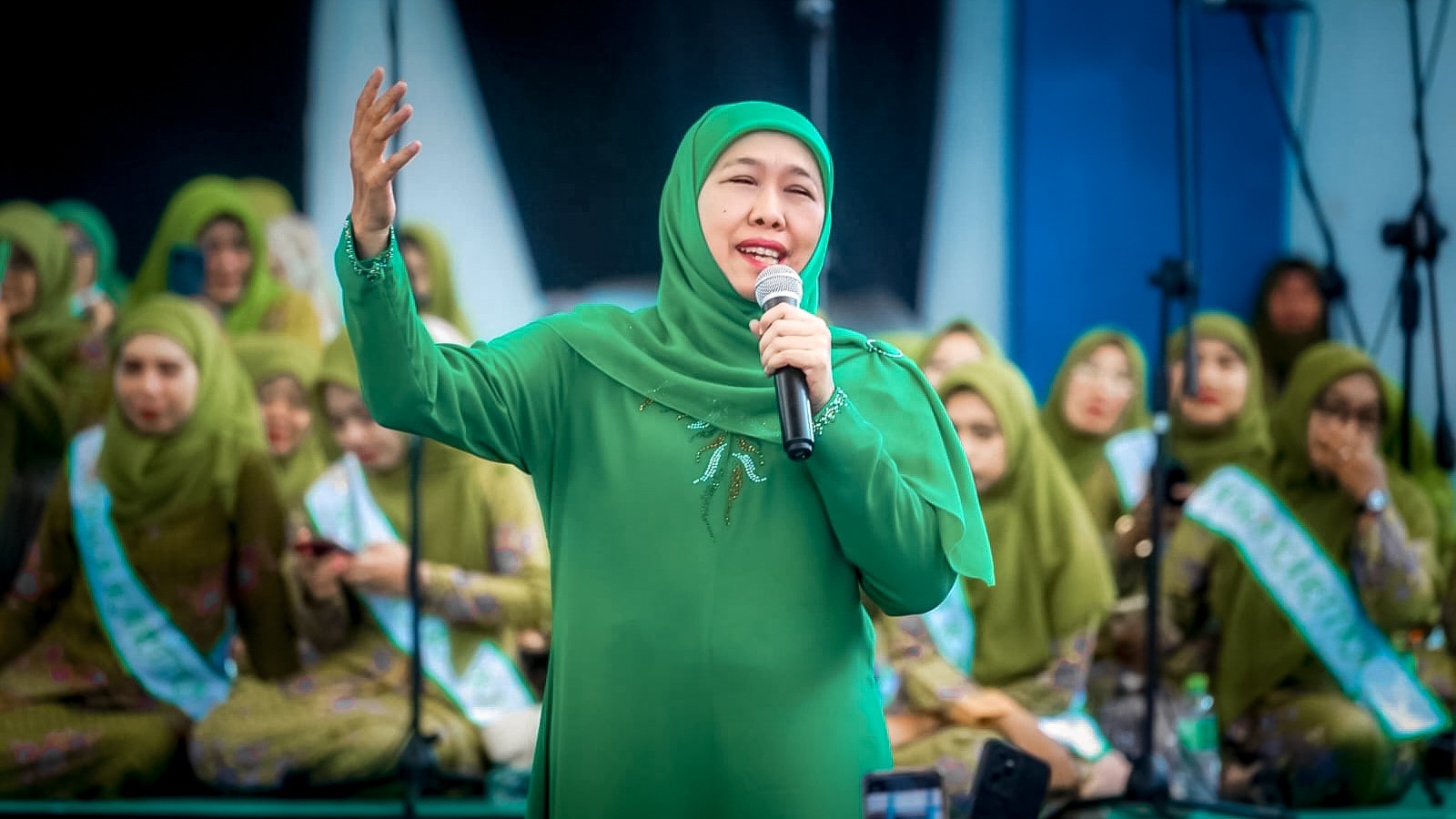 Khofifah Bagikan Bendera Merah Putih di Istighosah Kubro Muslimat NU Lamongan