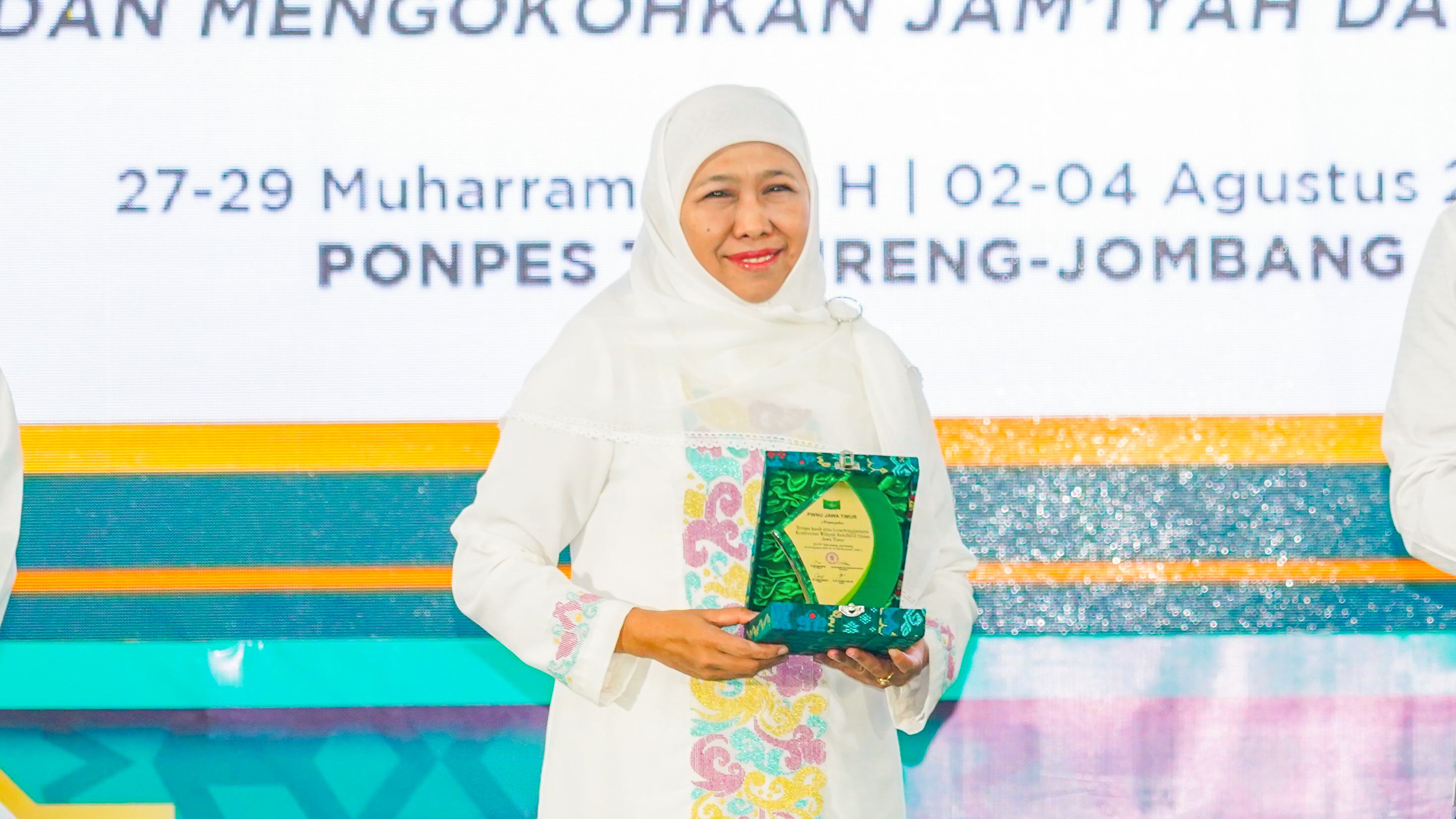 Khofifah Terima Cinderamata pada Konferwil ke-XVIII PWNU Jatim