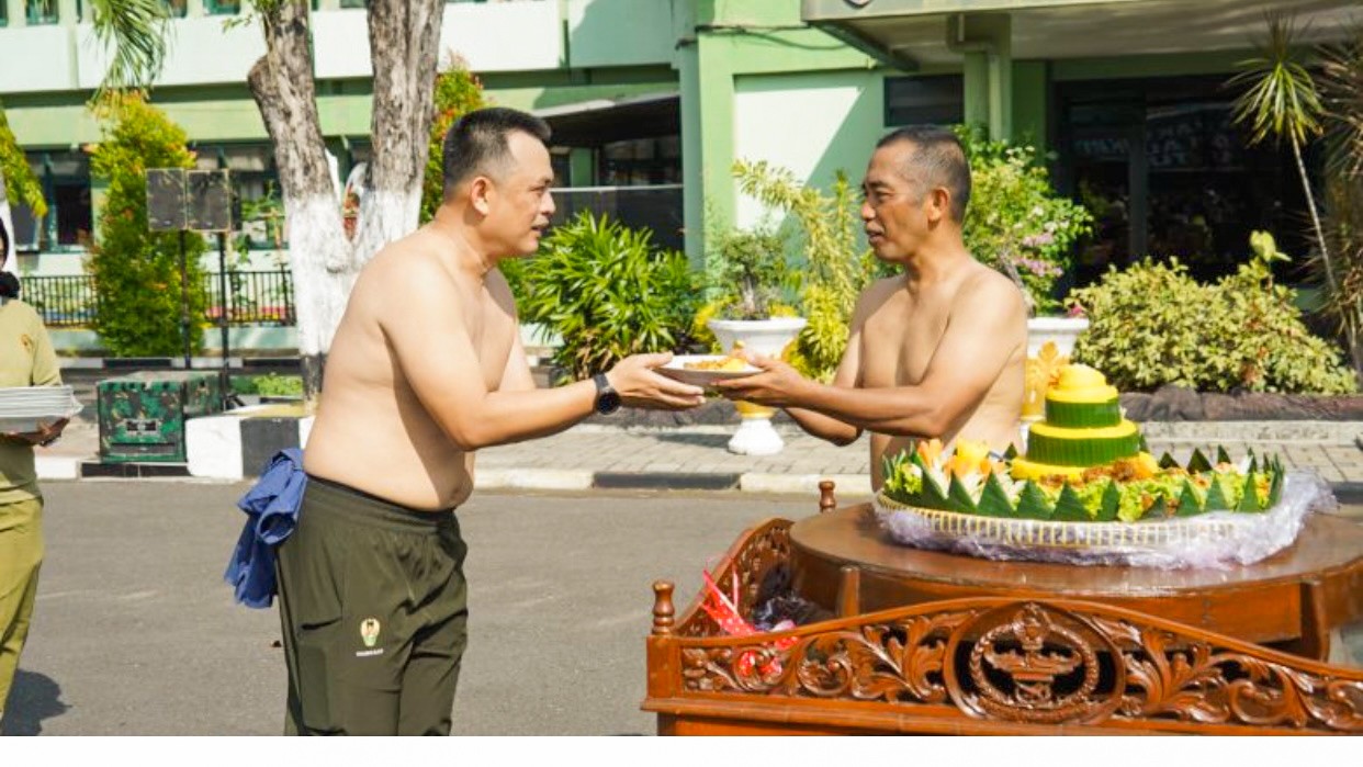 Pemotongan Tumpeng Warnai Olahraga Bersama Danrem 084/BJ dengan Seluruh Anggota