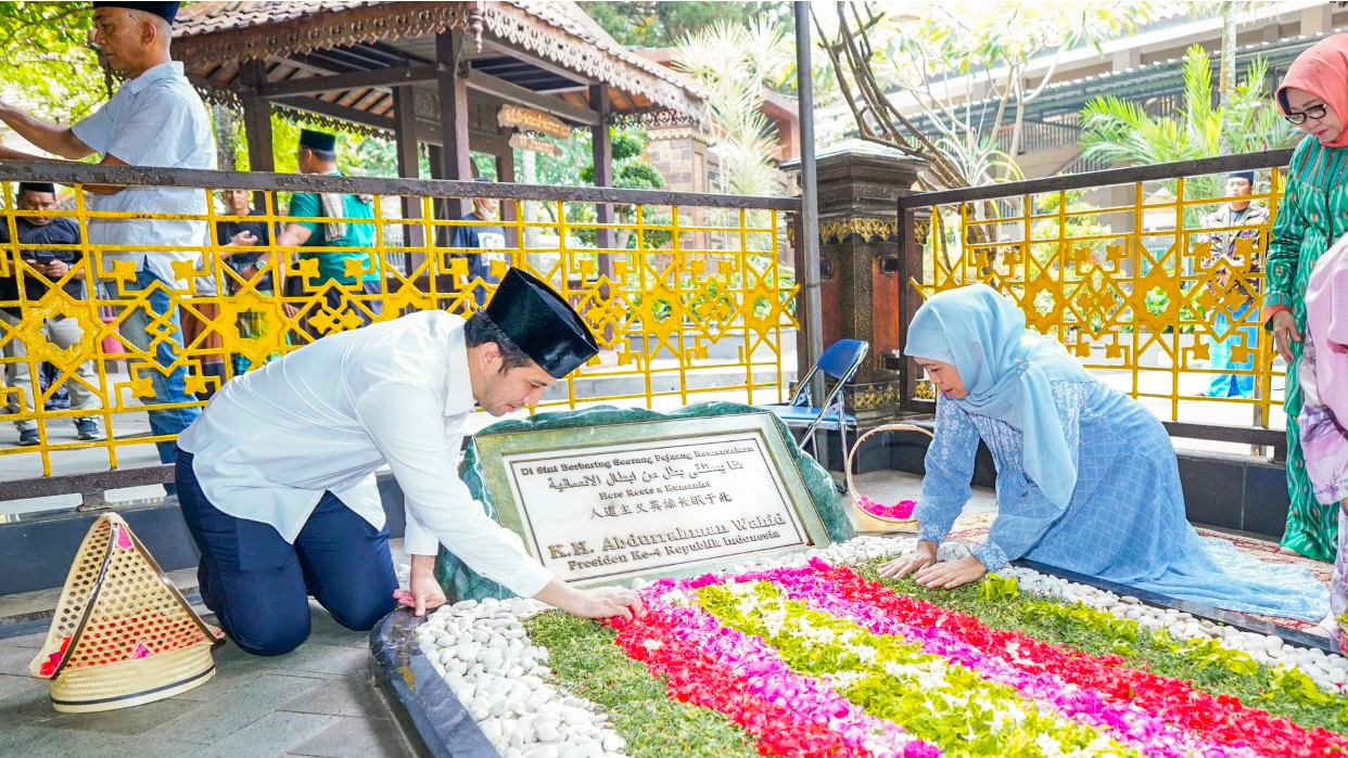 Silaturahmi ke Kasepuhan Tebuireng, Khofifah Ziarah ke Makam Pendiri NU, Gus Dur dan Gus Sholah