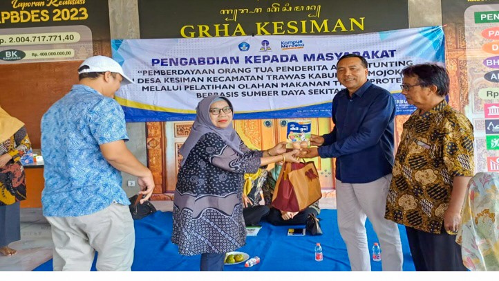 Dosen UTS Latih Olahan Makanan Tinggi Protein bagi Orang Tua Penderita Stunting di Desa Kesiman