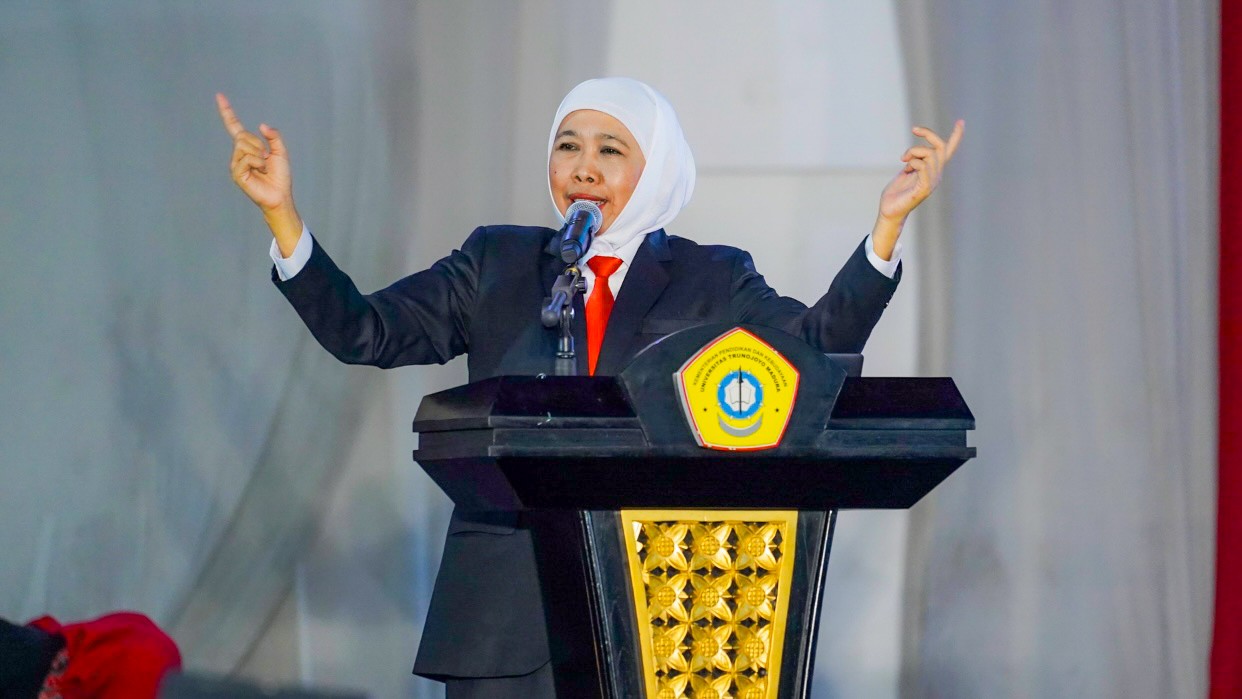 Orasi Ilmiah di UTM, Khofifah Dorong Mahasiswa Kaya Inovasi untuk Wujudkan Indonesia Emas