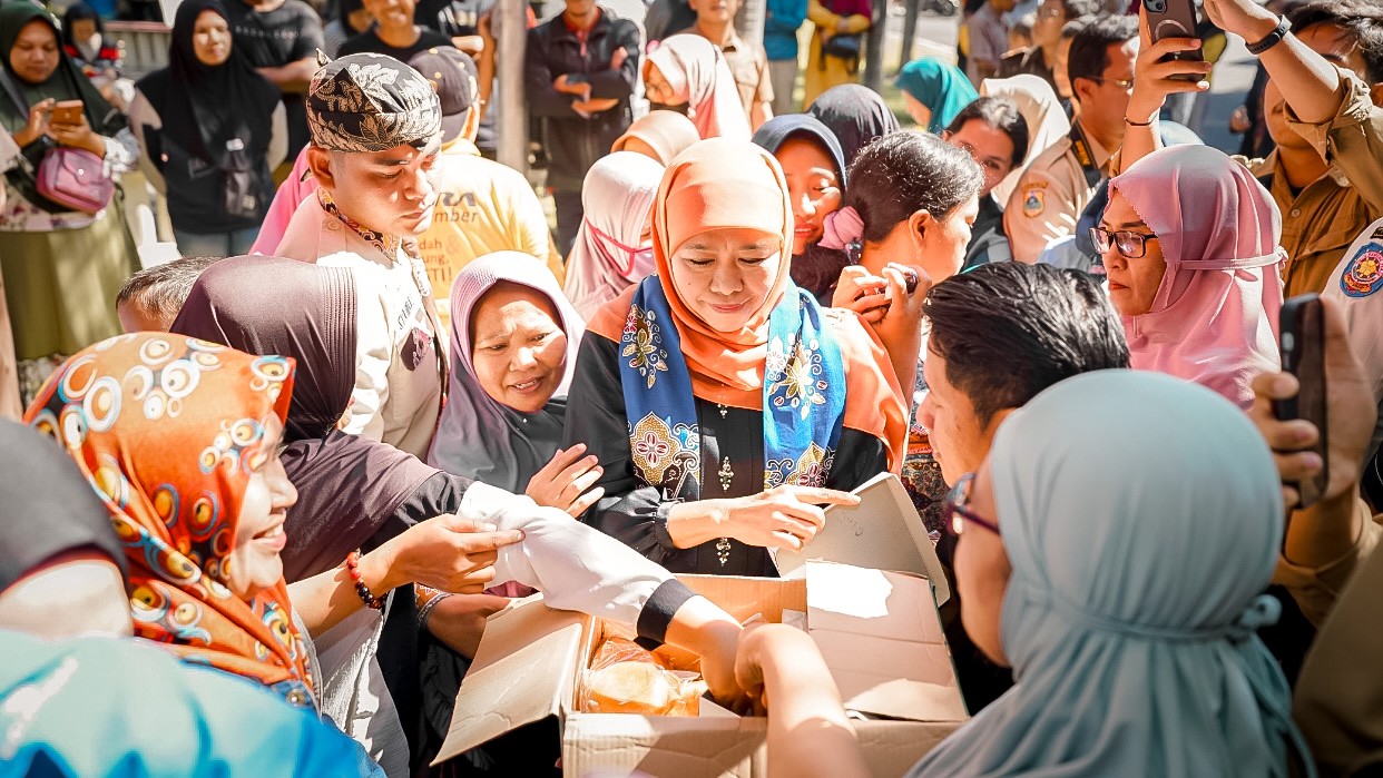 IKA Unair Gelar Bazar Murah di Bondowoso, Khofifah Bagikan Beras & Telur untuk Lansia dan Anak-anak