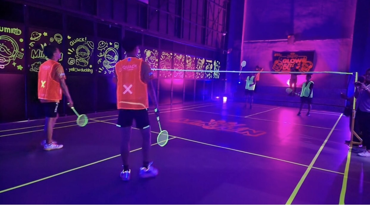 Glow in the Dark! Sensasi Main Badminton dalam Gelap Pertama di Indonesia, Ada di ITIKMINTON