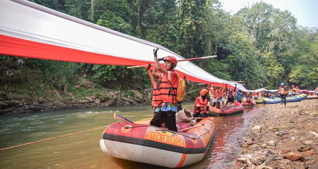 HUT RI ke-79, Pertamina Patra Niaga Bersihkan Sungai Ciliwung dan Kibarkan Bendera 79 Meter