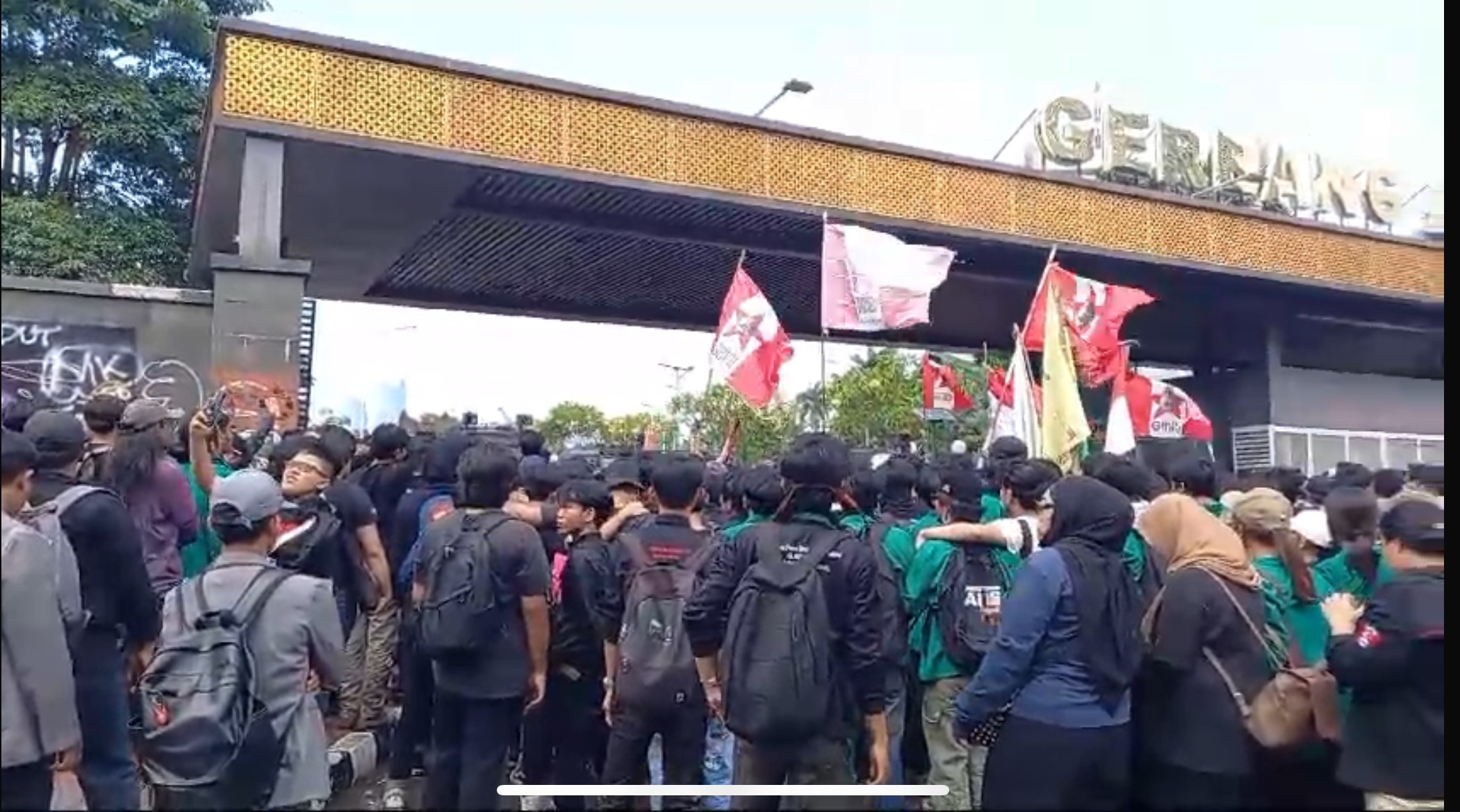 Mahasiswa Robohkan Gerbang Pancasila Gedung DPR RI