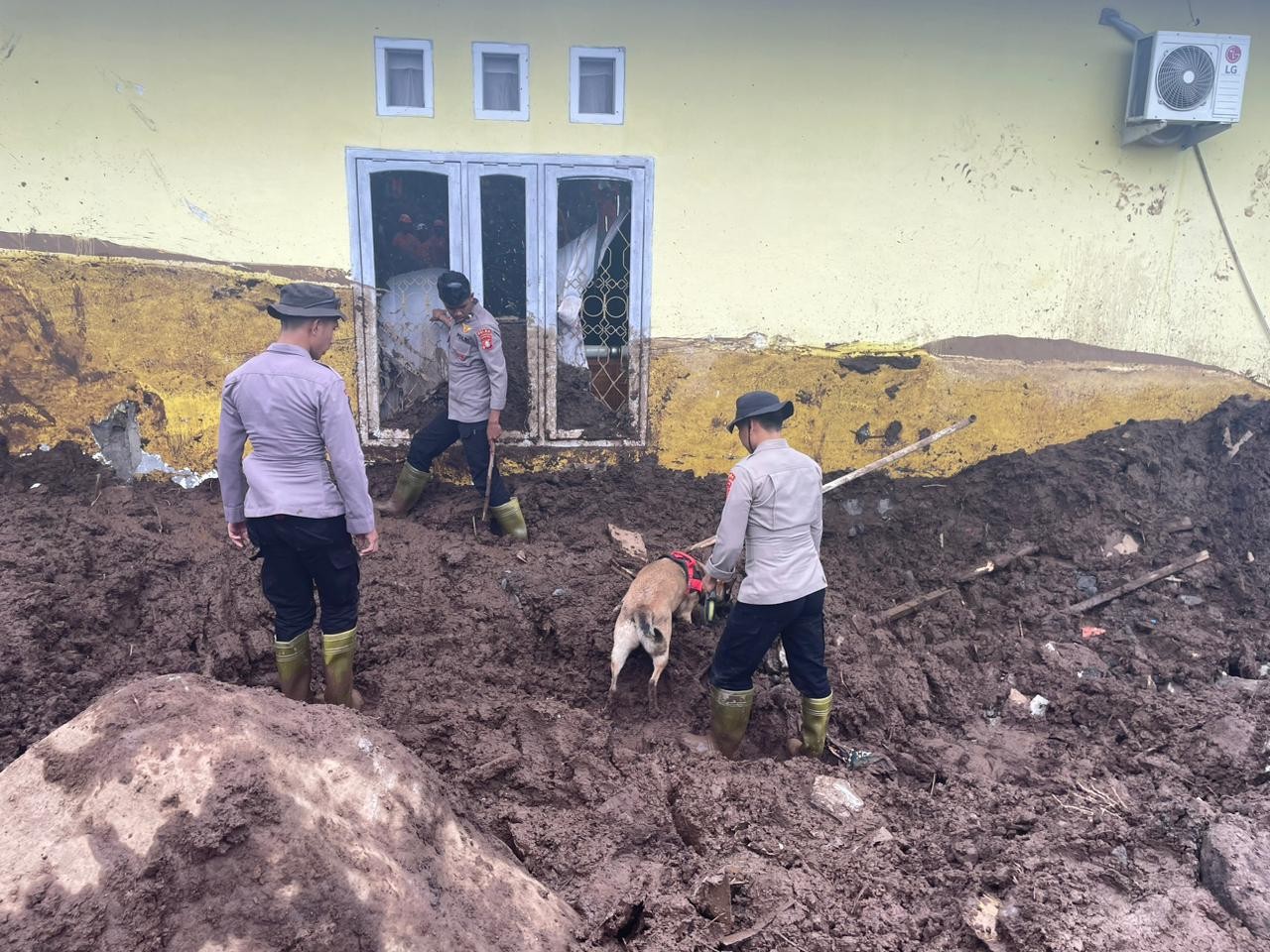 Cari Korban Longsor Ternate, Polri Kerahkan 102 Personel dan Satu K9