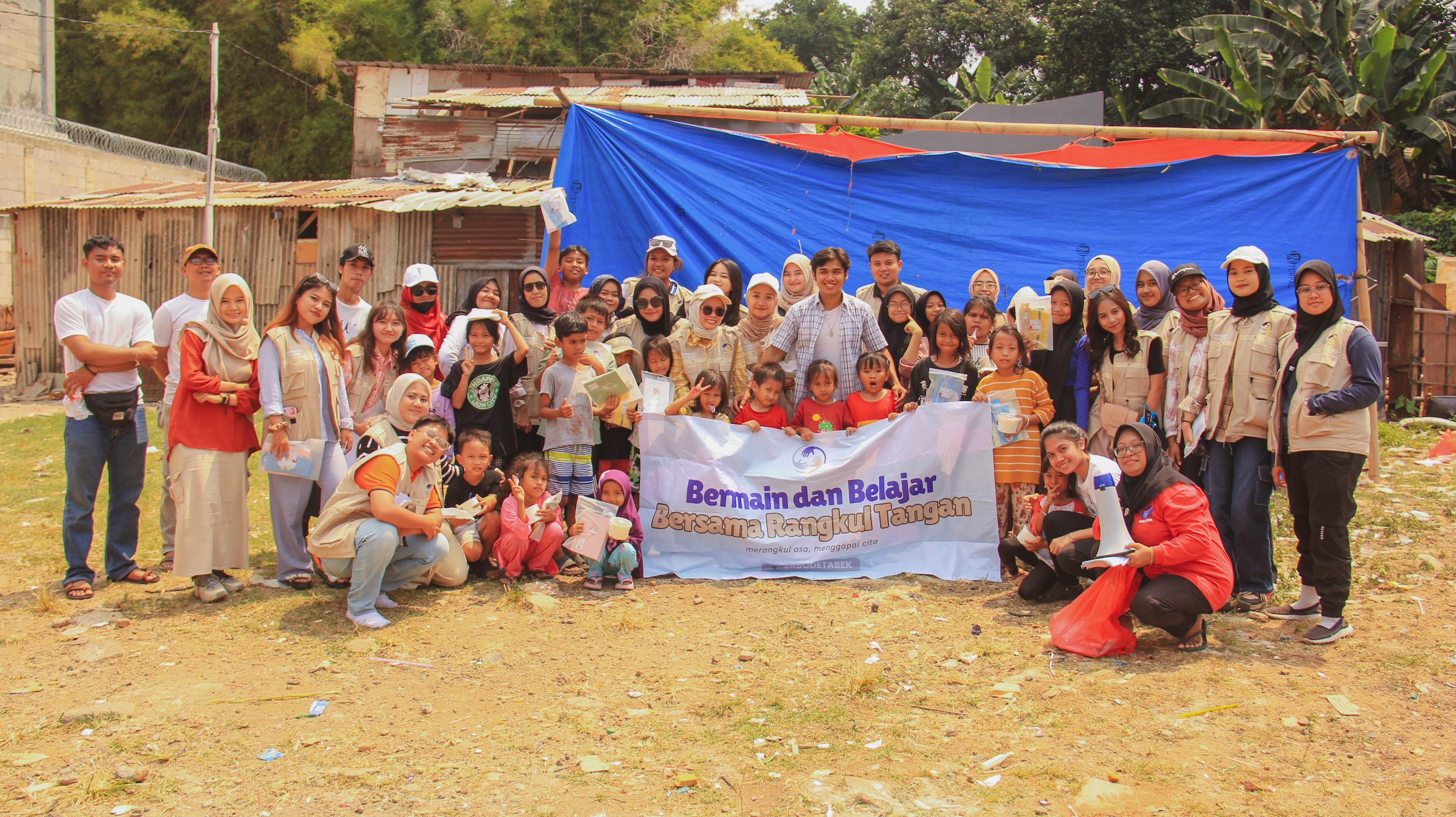 Komunitas Rangkul Tangan Project ke 5-nya Bertema ‘Bermain dan Belajar Bersama di Kampung Pemulung Pondok Labu