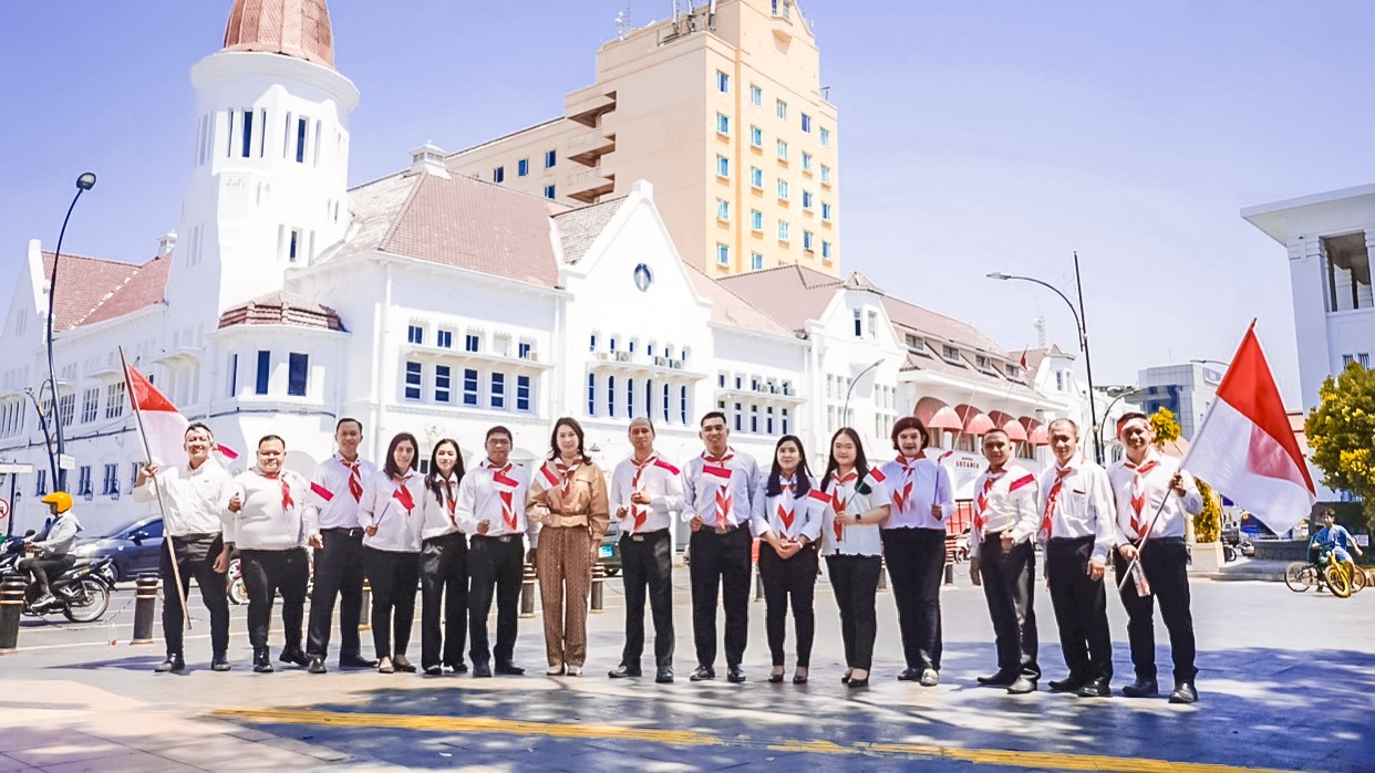 Semangat Kemerdekaan di Kota Tua, Mercure Surabaya Grand Mirama Bagikan Bendera