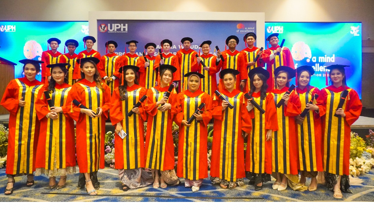 UPH Kampus Surabaya Gelar Wisuda Bertema “A Mind of Excellence”