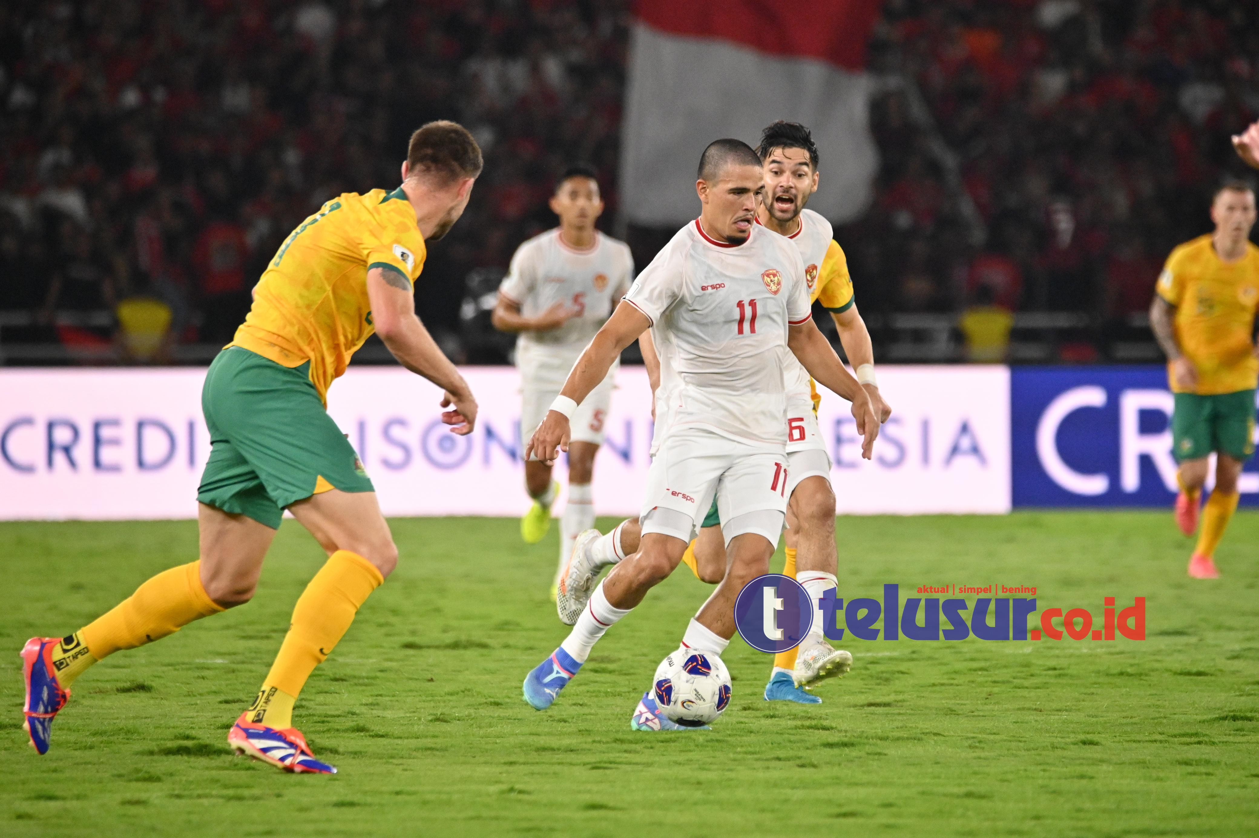 Foto: Aksi Pemain Timnas Indonesia Menghadapi Australia di Stadion Gelora Bung Karno