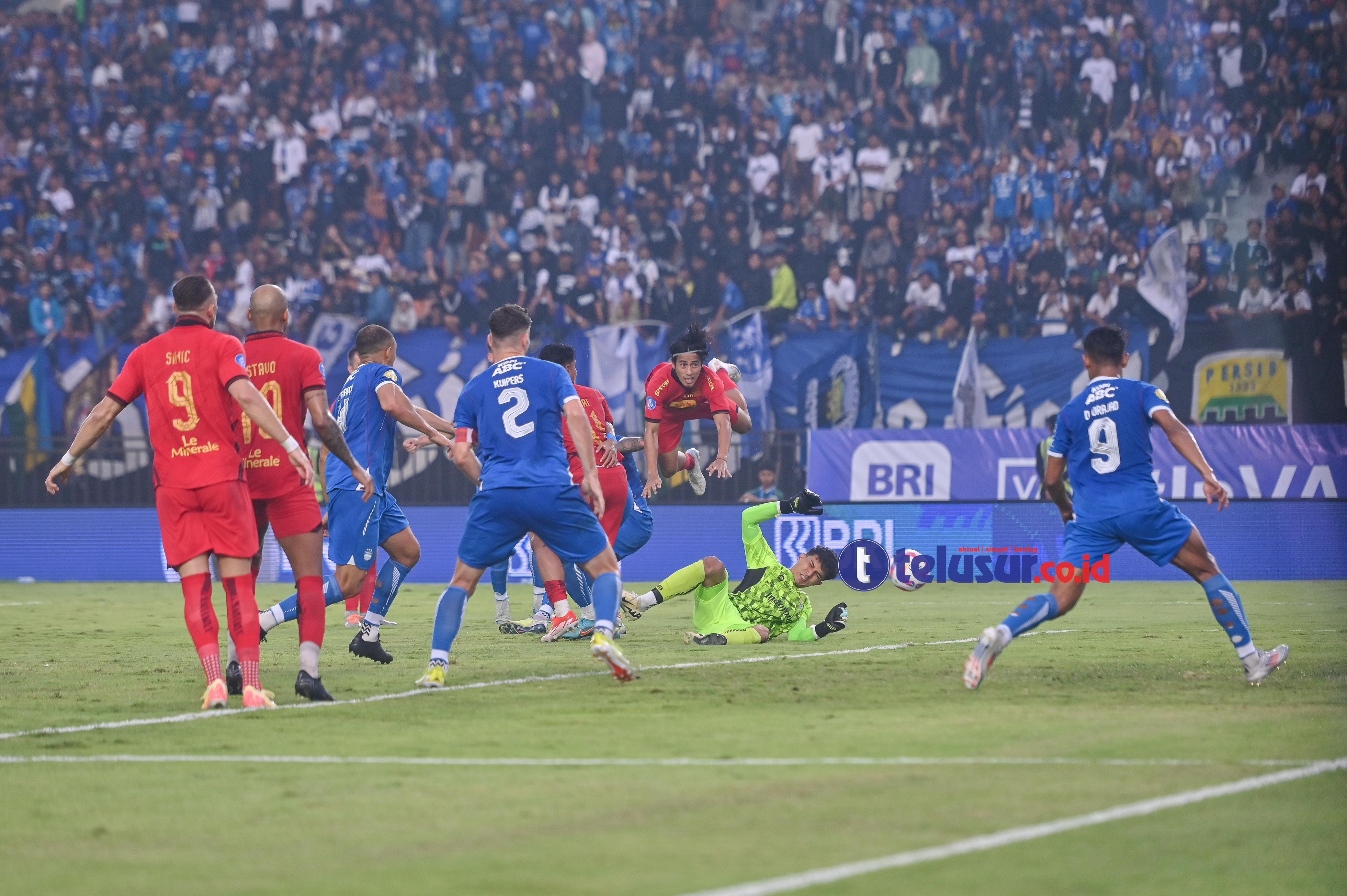 Diwarnai Dua Kartu Merah, Persib Tundukkan Persija 2-0