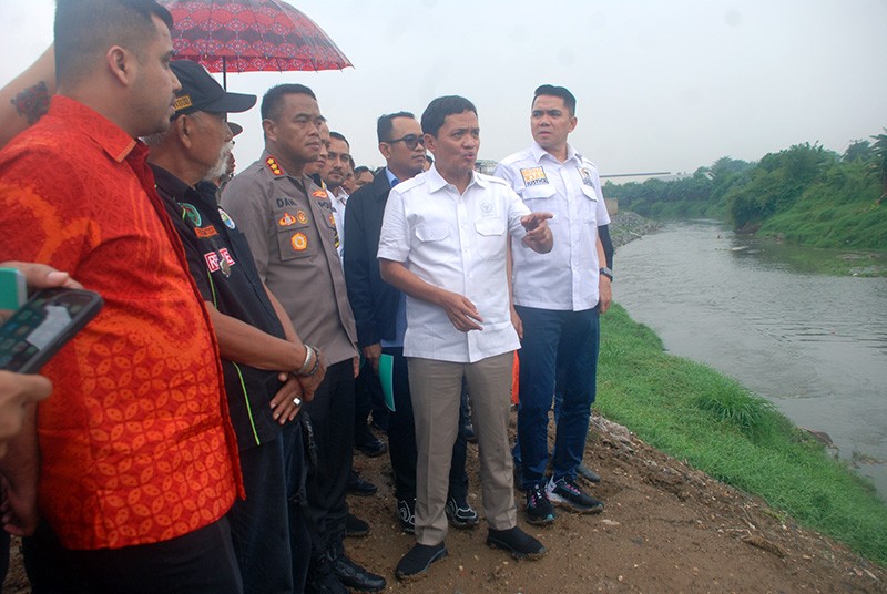 Komisi III DPR RI Tinjau TKP Temuan 7 Mayat di Kali Pondok Gede Permai Bekasi