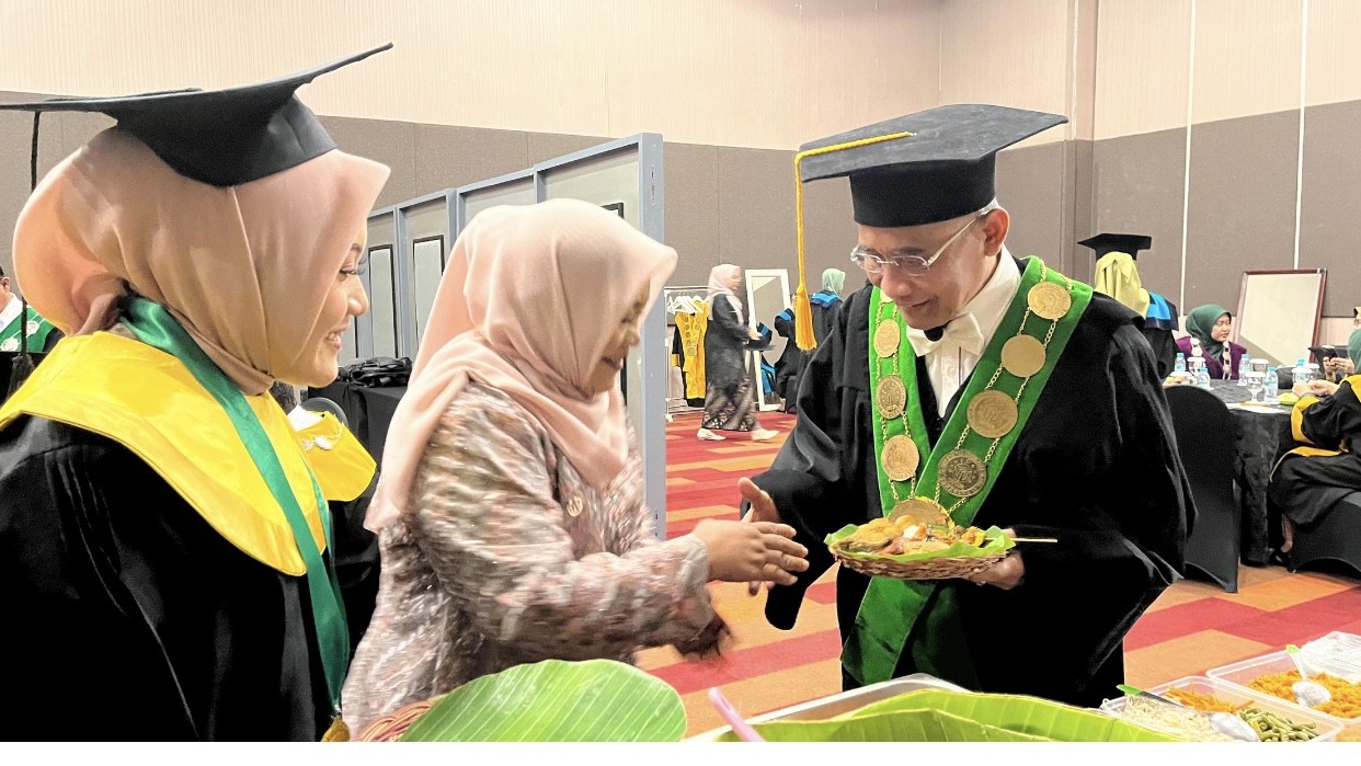 Wisudawan Pintar Anak Penjual Makanan Berbagi Nasi Boran ke Rektor dan Panitia Wisuda Unusa