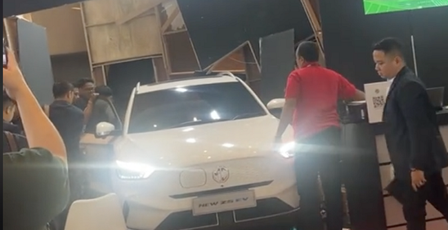 Booth di GIIAS Bandung Roboh Akibat Pengunjung Tak Sengaja Injak Gas Mobil Listrik