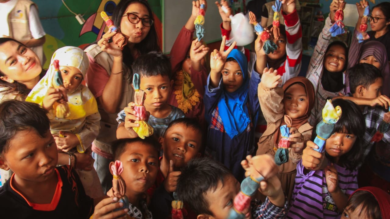 Giat Rangkul Tangan, Pendiri Malika Nur Eman : Pentingnya Berikan Pendidikan Anak-anak di Kampung Dao