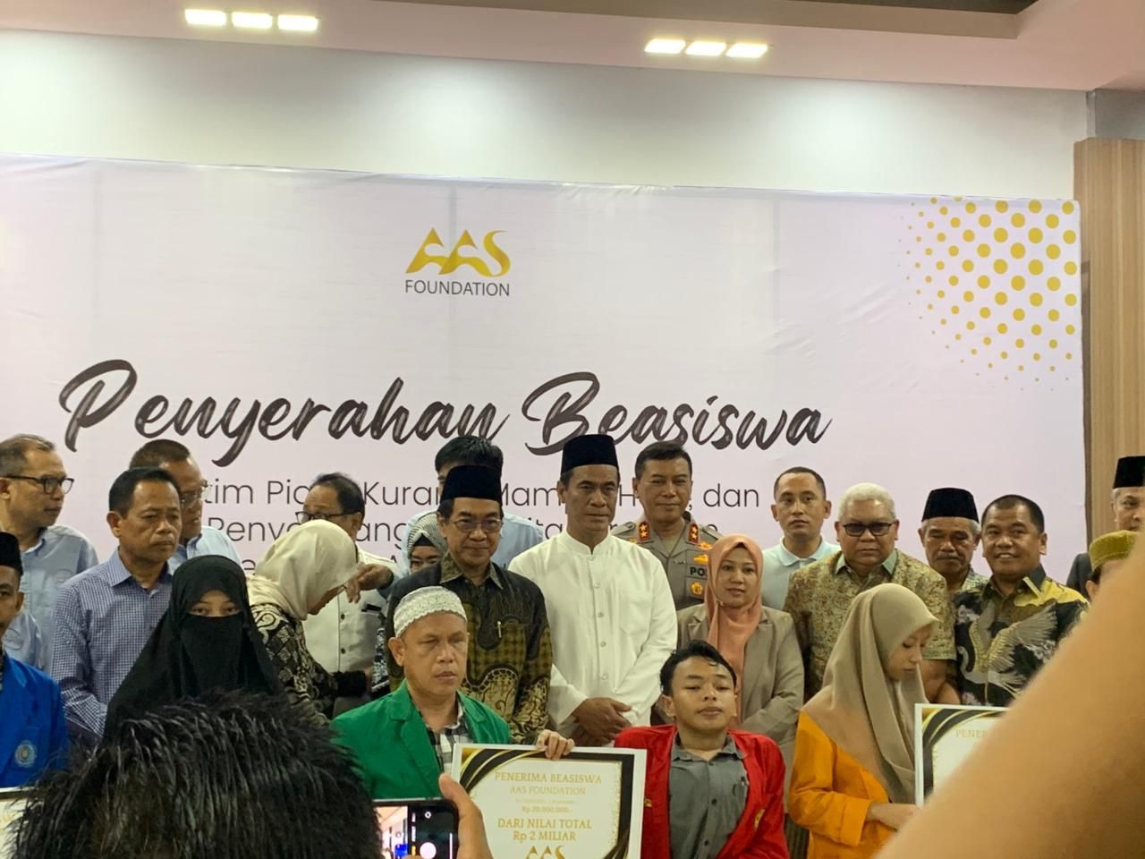 Founder AAS Foundation Serahkan Beasiswa untuk 133 Yatim-Piatu