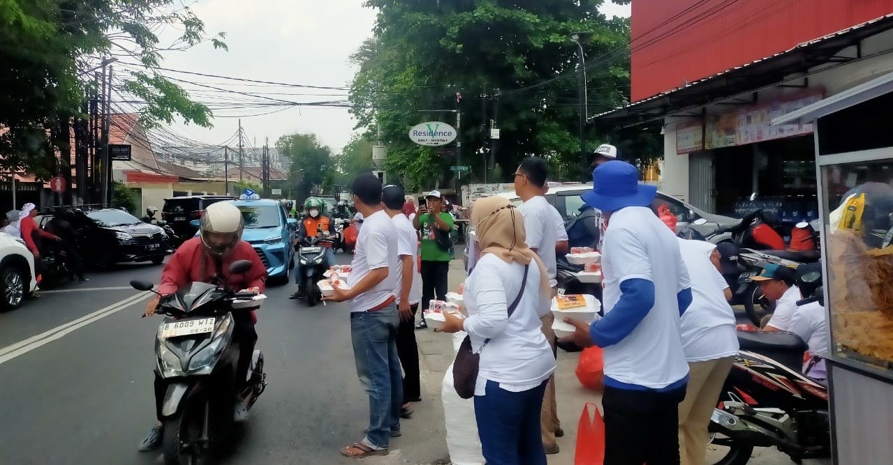 Dukung Mas Pram-Bang Doel, FKKB DKJ Bagikan 1.000 Kotak Makanan di Ampera Raya, Jaksel