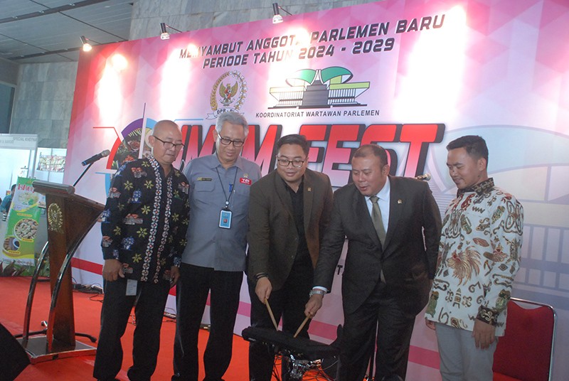 Wakil Ketua DPR RI Cucun Ahmad Syamsurijal Resmikan Bazar UMKM Fest Wartawan Peduli